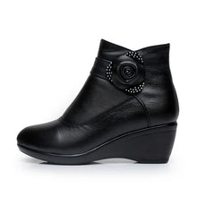 Laden Sie das Bild in den Galerie-Viewer, Genuine leather women winter boots warm plush boots wedge shoes q388