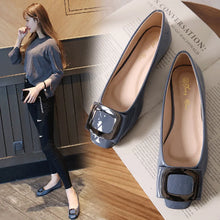 Carica l&#39;immagine nel visualizzatore di Gallery, Large Size Women Flat Heel Shoes Square Head Patent Leather Shoes q12