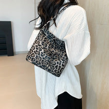 画像をギャラリービューアに読み込む, Small Pu Leather Bucket Bag for Women 2024 Y2K Fashion Handbags and Puress Leopard Shoulder Bag