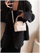 Laden Sie das Bild in den Galerie-Viewer, Retro Niche Korean Version Fashion Handbag INS Small One Shoulder Cross Body Bag New Causal Spicy Girl Y2k Bags