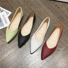 Cargar imagen en el visor de la galería, Black Pointed Shoes for Women Flats Comfortable Slip on Casual Shoes Size 45 46 q3