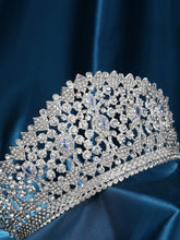 Laden Sie das Bild in den Galerie-Viewer, Tiaras and Crowns for Women, Crystal Wedding Tiara for Women Royal Queen Crown Headband Metal Princess Tiara