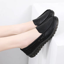 画像をギャラリービューアに読み込む, Summer Lady Loafers Breathable Mother Shoes Women Loafers Leather Hollow Sneakers Luxury Maksin