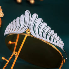 Cargar imagen en el visor de la galería, Chunky Cubic Zirconia Pave Luxury Big Crown Tiara for Wedding Hair Accessories