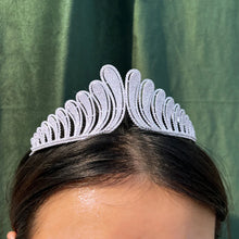 Laden Sie das Bild in den Galerie-Viewer, Chunky Cubic Zirconia Pave Luxury Big Crown Tiara for Wedding Hair Accessories