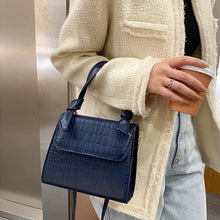 Carica l&#39;immagine nel visualizzatore di Gallery, Crocodile Pattern PU Leather Crossbody Bags for Women Chain Shoulder Handbags Mini Purses Travel Crossbody Bag