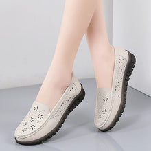 画像をギャラリービューアに読み込む, Summer Lady Loafers Breathable Mother Shoes Women Loafers Leather Hollow Sneakers Luxury Maksin