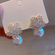 Carica l&#39;immagine nel visualizzatore di Gallery, Flower Design Simulated Pearl Earrings for Women Cubic Zirconia Drop Earrings