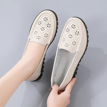 Carica l&#39;immagine nel visualizzatore di Gallery, Summer Lady Loafers Breathable Mother Shoes Women Loafers Leather Hollow Sneakers Luxury Maksin