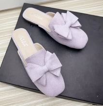 Carica l&#39;immagine nel visualizzatore di Gallery, Fashion Women Spongy Sole Butterfly-Knot Flat Slides Mules Square Toe Wide Fitting Flock Summer Shoes
