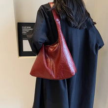Laden Sie das Bild in den Galerie-Viewer, Soft PU Leather Shoulder Bag for Women Wedding Totes All-match Underarm Bag Bolso Mujer Fashion Large Handbag
