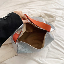 Charger l&#39;image dans la galerie, Fashion Retro Women Pillow Handbags 2024 Vintage PU Leather Pillow Crossbody Bags Silver Shoulder Bags