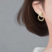 Laden Sie das Bild in den Galerie-Viewer, Aesthetic Gold Color Flower Clip Earrings for Women Non-piercing Sparkling Cubic Zirconia Luxury Trendy Jewelry