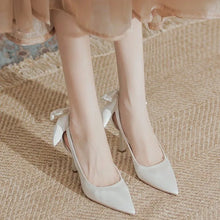 Charger l&#39;image dans la galerie, Women Pumps White Champagne Satin Back Bow Tie Sexy Pumps Stiletto Pointed Toe Shallow Women Wedding Party Shoes Cover Heel