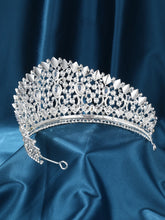 Laden Sie das Bild in den Galerie-Viewer, Tiaras and Crowns for Women, Crystal Wedding Tiara for Women Royal Queen Crown Headband Metal Princess Tiara