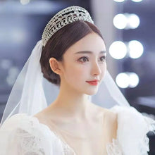 Laden Sie das Bild in den Galerie-Viewer, Luxury Crystal Bridal Crown for Women Tiaras Bride Headdress Party Prom Wedding Dress Hair Jewelry Head Accessories