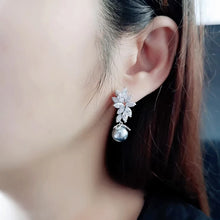 Carica l&#39;immagine nel visualizzatore di Gallery, Multi Colored Imitation Pearl Dangle Earrings Leaf Design Aesthetic Earrings for Women Dazzling CZ Luxury Trendy Jewelry