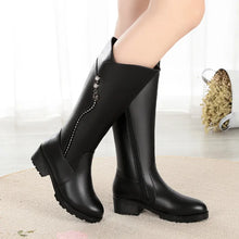 Laden Sie das Bild in den Galerie-Viewer, Genuine Leather Women Boots Platform Snow Plush Fur Warm Shoes
