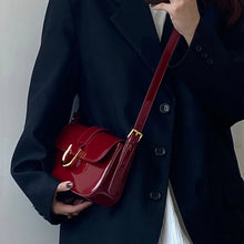 Laden Sie das Bild in den Galerie-Viewer, Retro Patent Leather Shoulder Bag For Women Luxury Flap Crossbody Bag Solid Color Red Crossbody Bag
