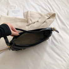Charger l&#39;image dans la galerie, Belt Design Shoulder Bags for Women Leather Winter Fashion Saddle Crossbody Bag w35