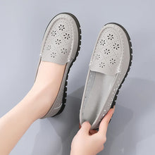 Cargar imagen en el visor de la galería, Summer Lady Loafers Breathable Mother Shoes Women Loafers Leather Hollow Sneakers Luxury Maksin