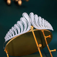 Cargar imagen en el visor de la galería, Chunky Cubic Zirconia Pave Luxury Big Crown Tiara for Wedding Hair Accessories
