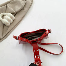 Cargar imagen en el visor de la galería, Women Gothic Style Crossbody Bag Adjustable Strap and Buckle Y2K Shoulder Bag Punk Satchel Bag