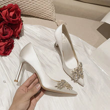 Laden Sie das Bild in den Galerie-Viewer, Maogu Satin Rhinestone Crystal Shallow Pumps Stiletto High Heel Luxury Women&#39;s Shoe Spring White Women Bridal Wedding Shoes